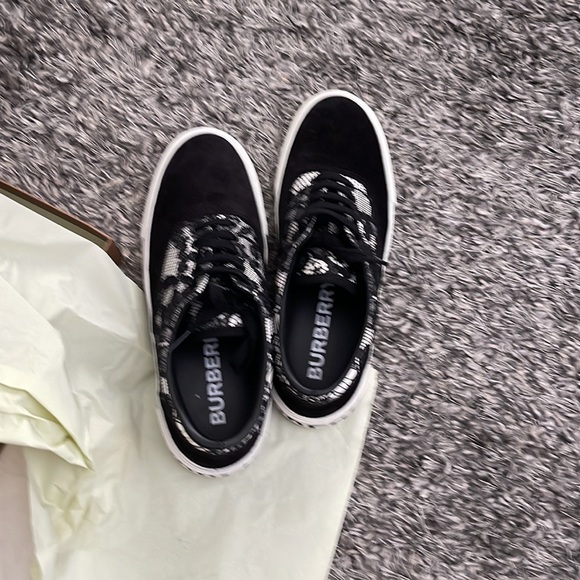 Burberry NWT lace detailed sneakers - Picture 1 of 9